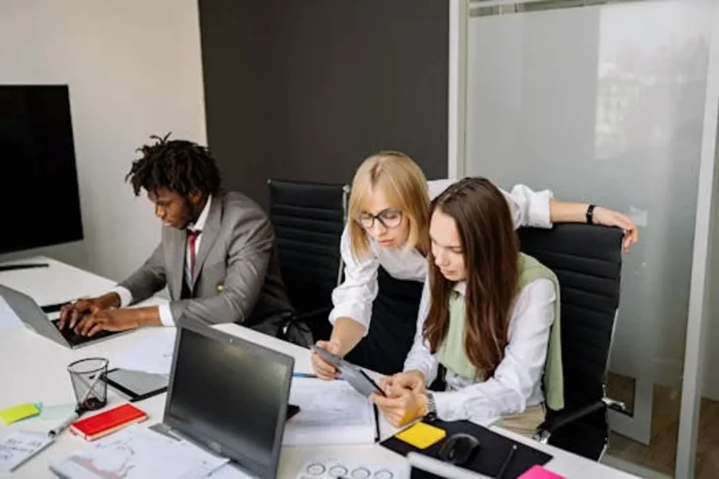 ciel-bleu-kultur-redaktion-team-interkulturelle-zusammenarbeit Team von Ciel Bleu Kultur arbeitet gemeinsam an einem interkulturellen Kulturprojekt