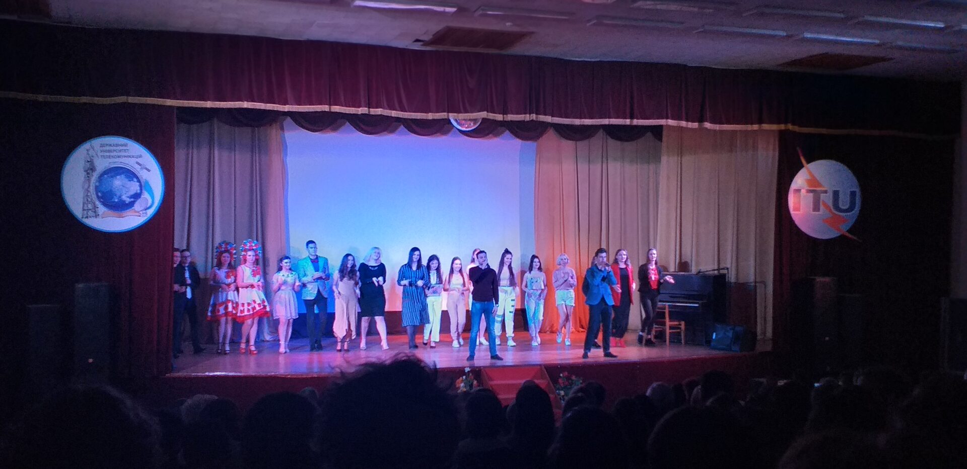 Étudiants universitaires à Kiev participant à une performance culturelle lors d’un événement académique international