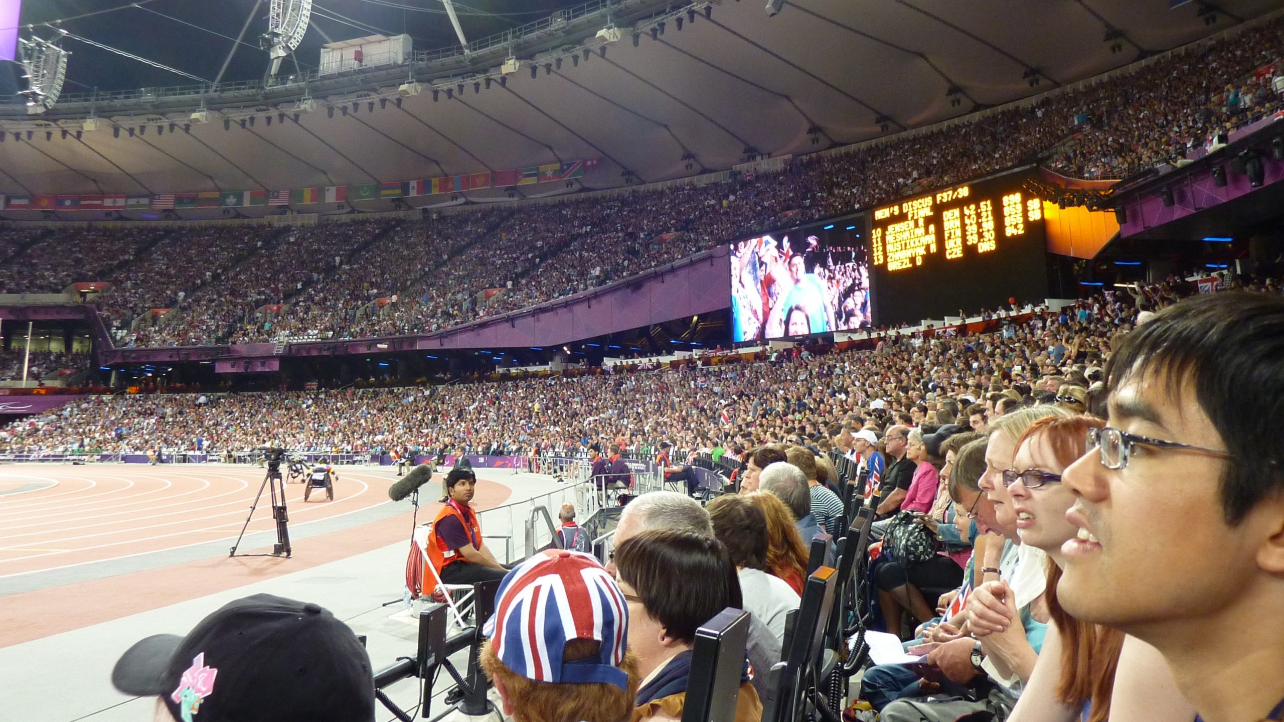 Stade olympique et foule internationale lors d’une cérémonie de représentation mondiale
